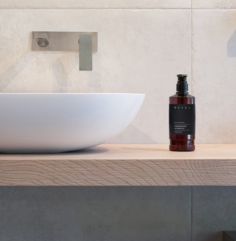 Milo za obraz in roke Nefel - CEDARWOOD in HIBISKUS 480 mL (1/1) hotelska-kozmetika/nefel_face_and_hand_soap_cedarwood_and_hibiscus_flaconeml_ambientata