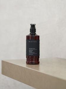 nefel lotus and violet hand and body lotion flaconeml ambientata.