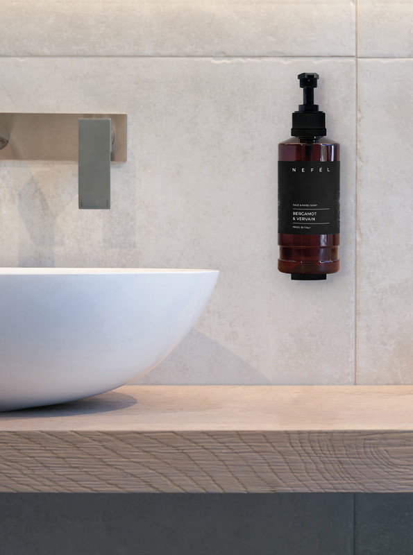 Stenski komplet Nefel nr. 2 za montažo embalaže ČRN hotelska-kozmetika/nefel_wall_kitambientata